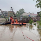 暴雨引发河道涨水三人被困河中 醴陵消防成功营救被困人员