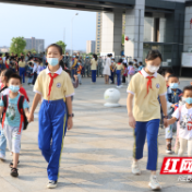 新马小学开展“小手拉大手”活动