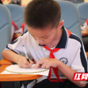 白鹤菱溪小学开展中秋制团扇活动