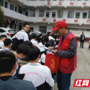 醴陵官庄镇：志愿服务进校园 法律课堂促成长