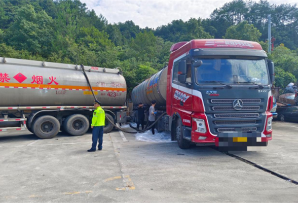 炎陵县强化危险货物运输车辆检查 筑牢道路运输安全防线