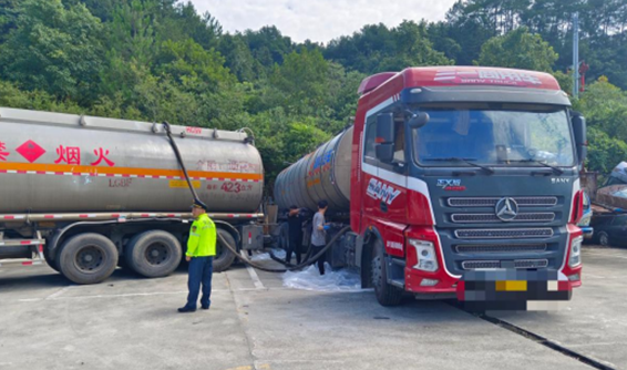 炎陵县强化危险货物运输车辆检查 筑牢道路运输安全防线