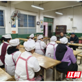 龙泉小学对食堂员工开展安全知识培训