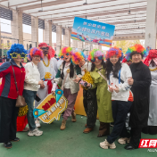 初冬赛场燃起来!天元区“红心帮帮团”用余热温暖邻里