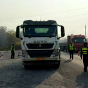 醴陵、湘东两地交通执法部门开展跨区域治超联合执法行动