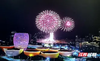 视觉丨飞瀑流泉、200米高黄金树，沉浸式体验醴陵的“火树银花”
