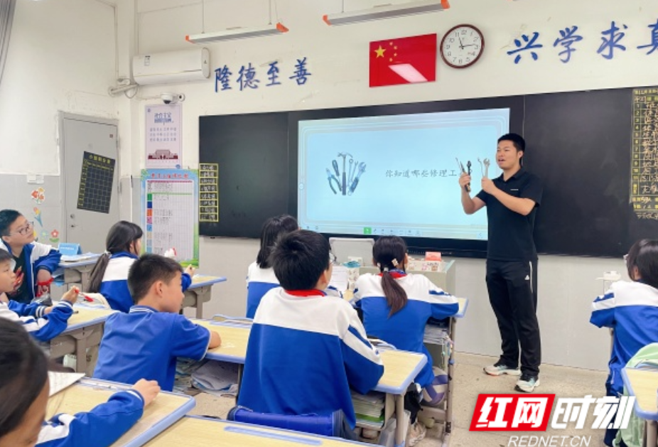天元区隆兴中学将课桌修理活动搬进劳动课