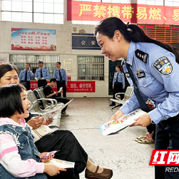 “乐享五一 交警同行”交通安全宣传活动在株洲汽车中心站举行