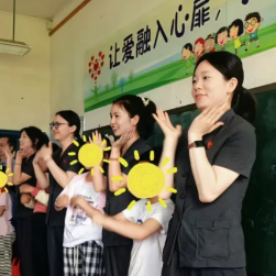 石峰法院女干警化身“爱心妈妈”，用爱点亮成长之路