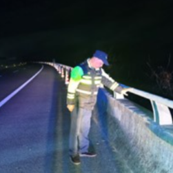 低温来袭，株洲高速炎陵西管理所养护人员抗冰保畅通