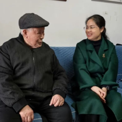 石峰法院走访慰问退休老干部