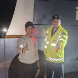 凌晨客车抛锚56人被困 株洲高速30分钟转危为安