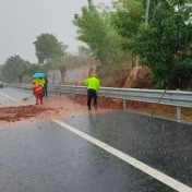 泥浆漫溢高速路面 株洲高速3小时应急清障抢通