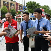攸县人民检察院“老检叨”工作室启动首场法治宣传活动