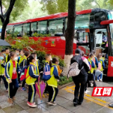 株洲石峰交警：冒雨执勤护学 秋雨中的美“警”