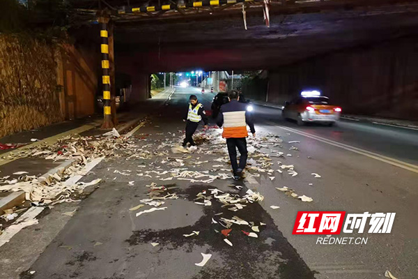 株洲荷塘交警化身“清洁工” 及时清除路面散落物