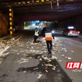 株洲荷塘交警化身“清洁工” 及时清除路面散落物