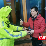株洲天元交警执勤拾到手机 失主领取直竖大拇指