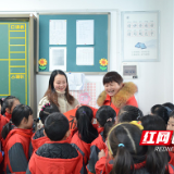 新马小学开展“大手拉小手”元旦送福活动