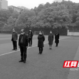 株洲市十八中降半旗志哀疫情逝者