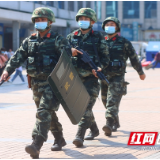 株洲武警荷枪实弹为市民“五一”出行保驾护航