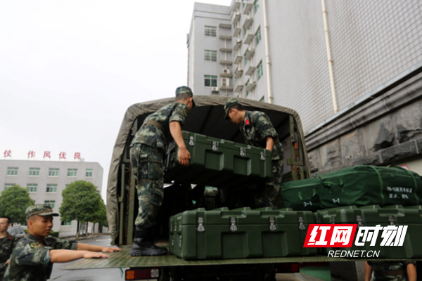 暴雨倾盆、水位上涨...武警株洲支队实战锤炼抗洪抢险能力