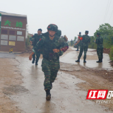 他们的“魔鬼周” 从10公里武装越野奔袭开始