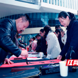 株洲书法大咖助兴中车株洲电机达成百亿目标
