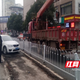 小车大胆违停挡道 株洲荷塘交警重拳出击