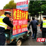 街头“僵尸车”变身广告牌 攸县交警强制拖离还路于民