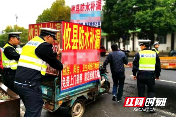 街头“僵尸车”变身广告牌 攸县交警强制拖离还路于民
