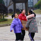 天元小学小小志愿者“搬书记”