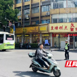 多个路段红绿灯停电 芦淞交警变身“人肉信号灯”