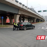 事故车辆抛锚路中央 株洲云龙交警徒手推车解民忧