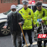 巡逻遇到独行老人淋雨 株洲天元交警询问助其回家