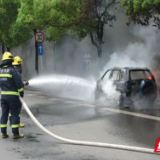 株洲一小车爆燃只剩车架 芦淞消防紧急救援