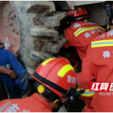 拖拉机司机大腿被卡沟渠 攸县消防与群众合力救援