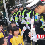 株洲：暖心！幼儿园小朋友慰问一线执勤交警