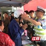 株洲荷塘交警开展“美丽乡村行”暨“一盔一带”交通安全主题宣传活动