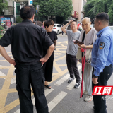 株洲天元公安民警送两位迷路老人回家