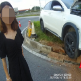 女司机第一次上高速 进入服务区时直接撞上限高门