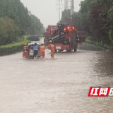 暴雨来袭 株洲经开公安紧急救助落水熄火车辆及司乘人员