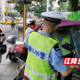 株洲荷塘交警全力开展非法加装遮阳伞整治行动