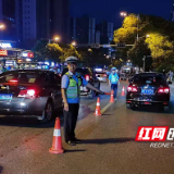 庆百年 保平安 株洲石峰交警开展夜查整治行动
