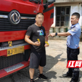 株洲石峰交警协助湘潭交警查获套牌大货车