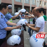 株洲荷塘交警：美丽乡村行 安全头盔送下乡