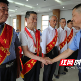 株洲石峰区检察院举行优秀党员表彰仪式暨“光荣在党50年”纪念章颁发仪式