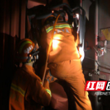 凌晨货车追尾导致司机被困 醴陵消防成功营救