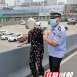 八旬老人体力不支 株洲民辅警前来帮忙