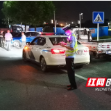 株洲云龙交警深夜出击 开展车辆乱停乱放整治行动